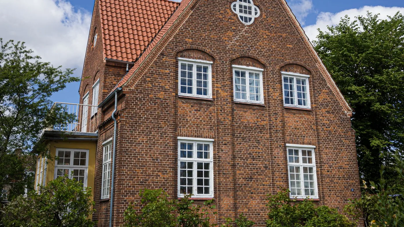Rødt murstenshus med tegltag, den hustype hulmursisolering passer til