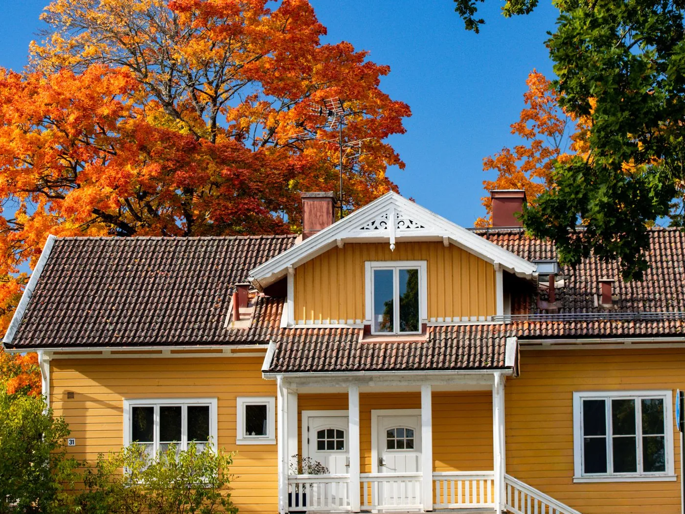 Nordisk hus i efterårsfarver, klar til fyringsæsonen